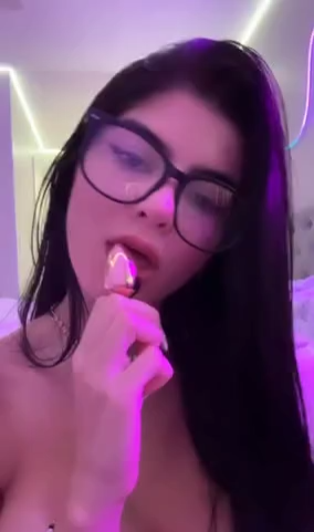 Onlyfans Thaissa Fit safada se masturbando e enfiando plug anal