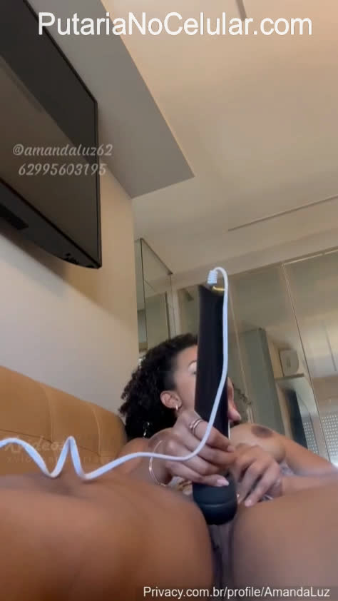 Porno da mulata gostosa Amanda Luz pelada se masturbando e gozando com vibrador. Essa morena peituda fica arreganhada com as pernas abertas usando o vibrador na bucetinha e olhando com carinha de safada. Ela vai usando no grelinho da buceta e gemendo bem gostoso de tesão até ficar com a buceta toda meladinha. Confira mais esse video onlyfans da Amanda Luz xxx se masturbando que acabou caindo na net. 